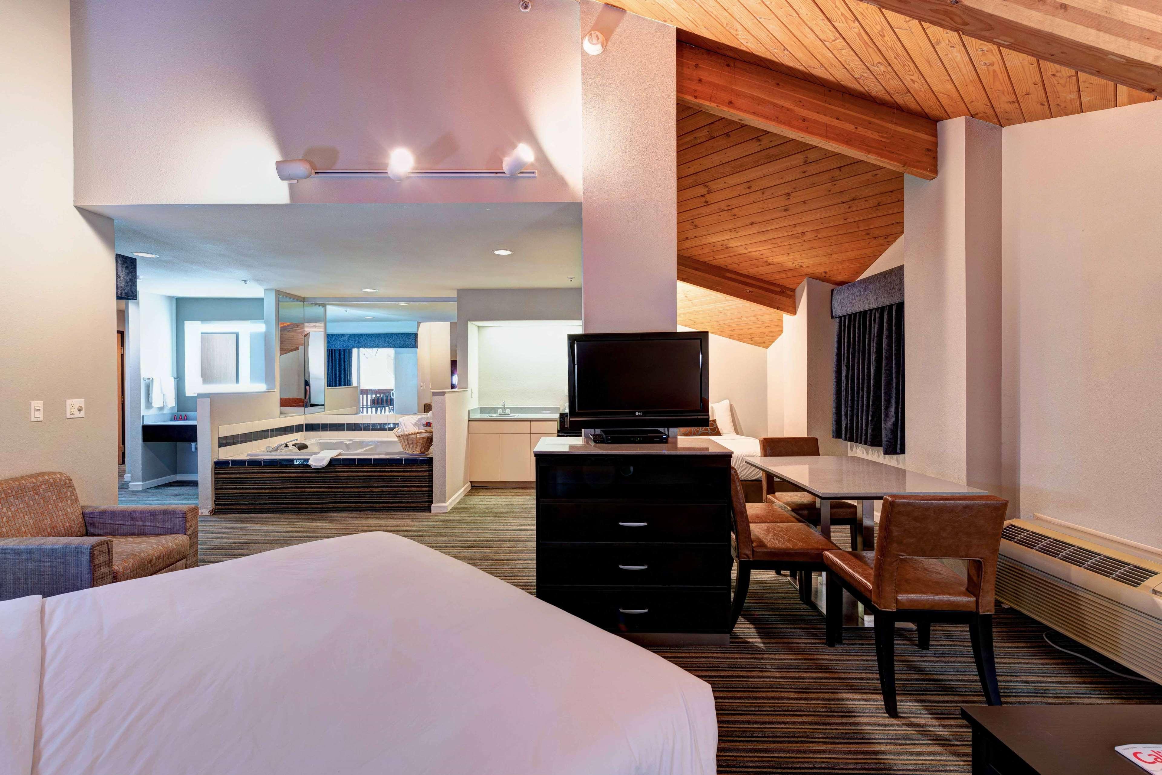 Surestay Plus Hotel By Best Western Redding Bagian luar foto